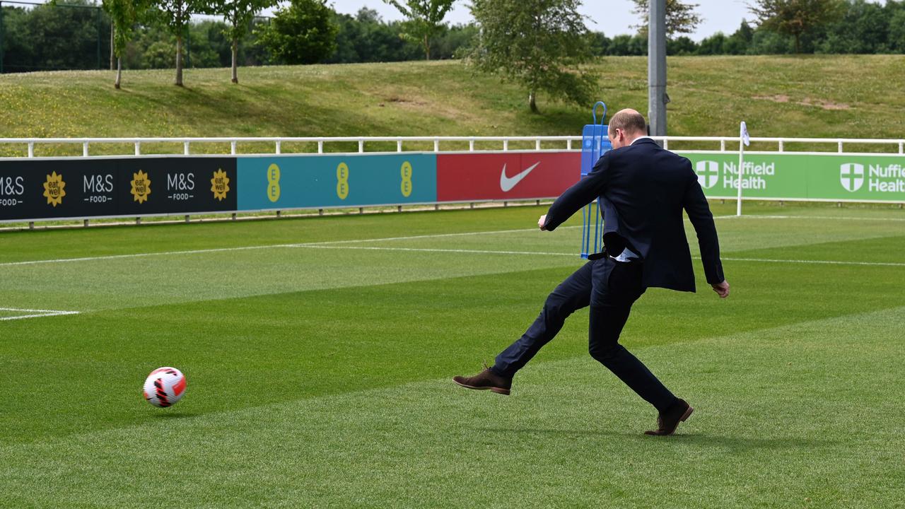 Sur le terrain de football, le Prince William n'a pas pu résister à l'envie de taper dans un ballon.