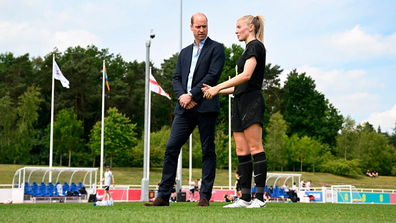 Ensuite, le prince a engagé une conversation avec la capitaine Leah Williamson.
