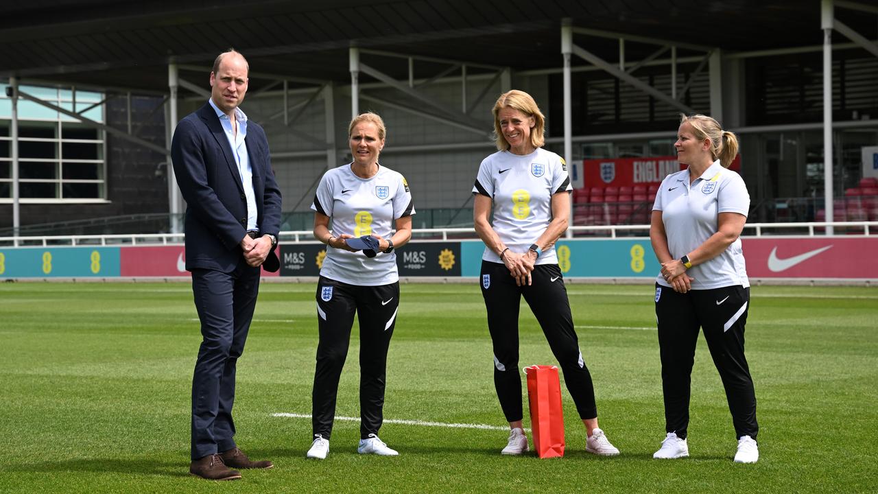 Le Prince William est ensuite entré sur le terrain pour s'entretenir, entre autres, avec Sarina Wiegman, qui est l'entraîneur de l'équipe féminine anglaise depuis cet été.