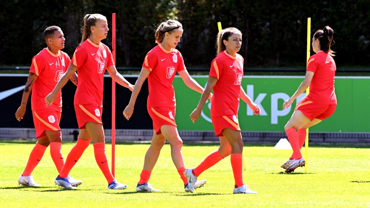 Daniëlle van de Donk ouvre la voie lors de la séance d'entraînement des femmes de l'Orange, jeudi.