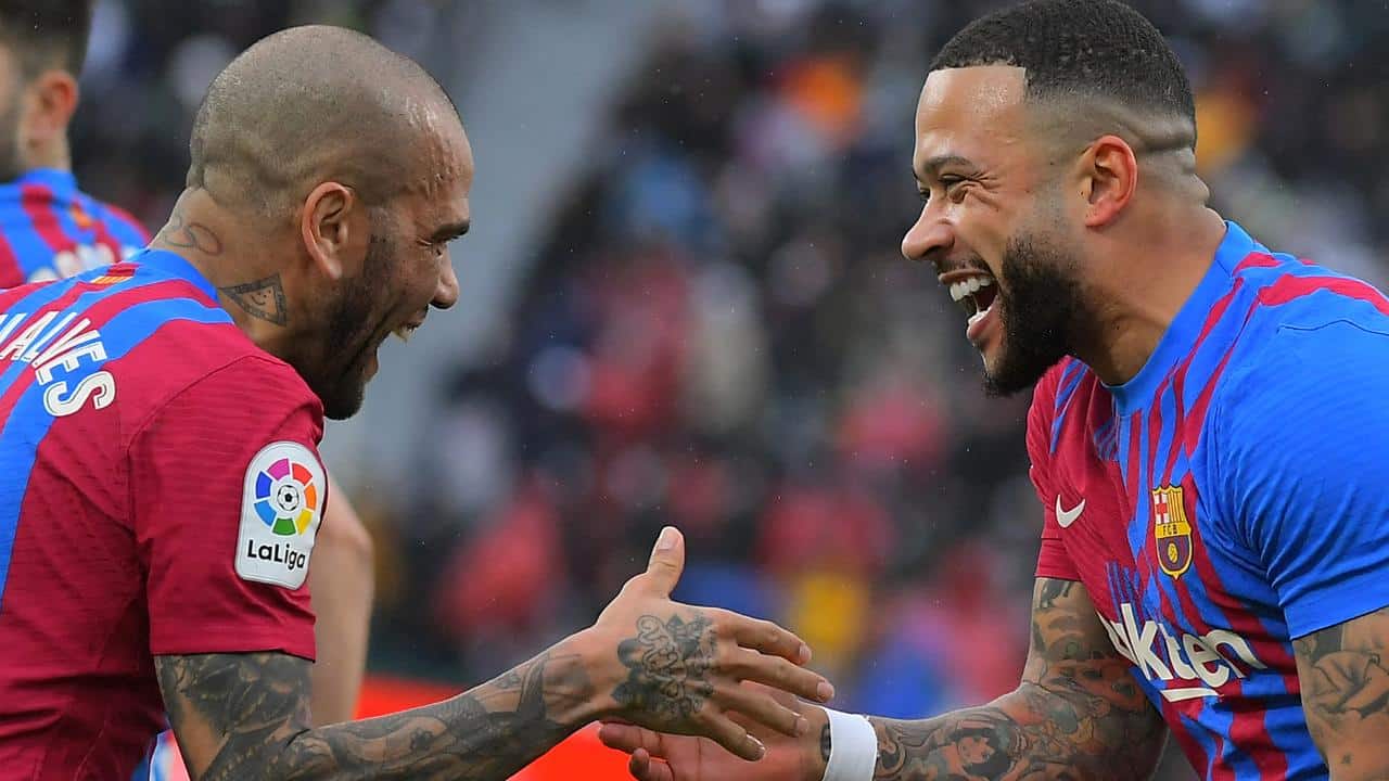 Dani Alves célèbre un but de Memphis Depay lors du match contre Elche.