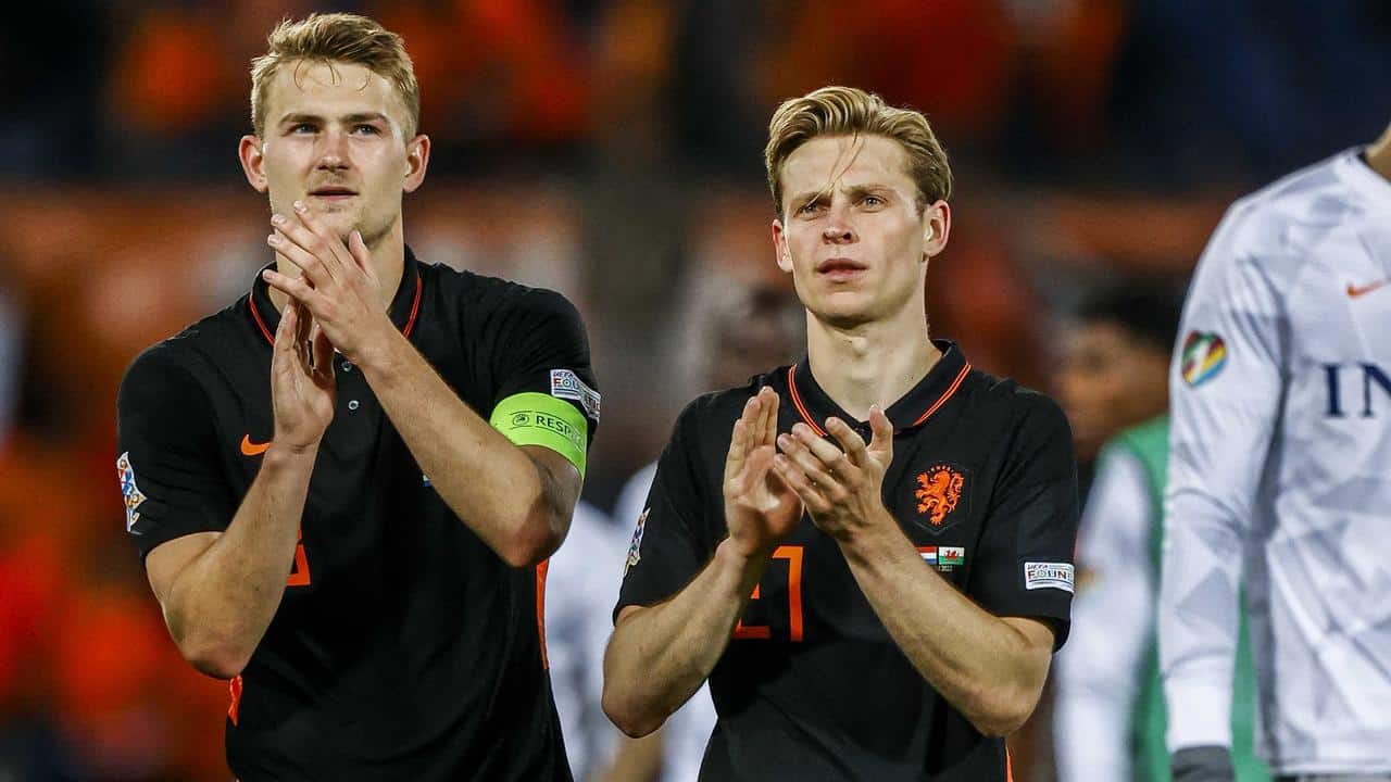 Matthijs de Ligt (à gauche) remercie le public avec son coéquipier Frenkie de Jong après la victoire 3-2 à De Kuip.