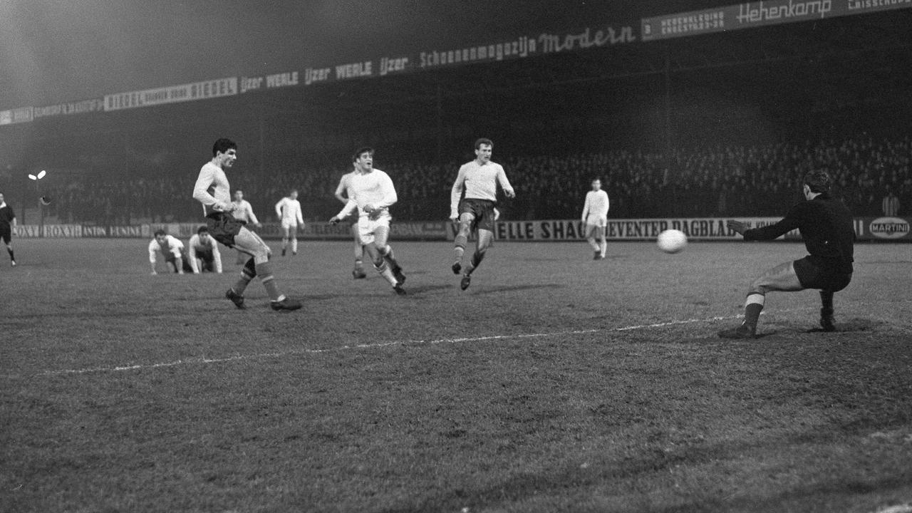 Jan Klijnjan marque au nom de l'équipe junior contre la Roumanie junior en 1966.