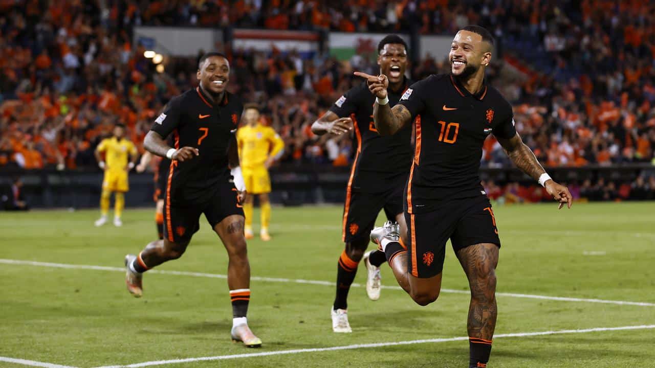 Memphis Depay a célébré avec emphase son but avec les supporters.