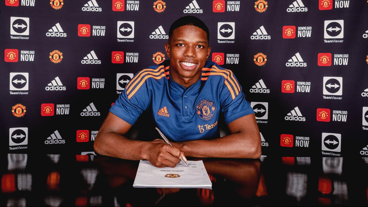 Tyrell Malacia signe son contrat à Manchester United.