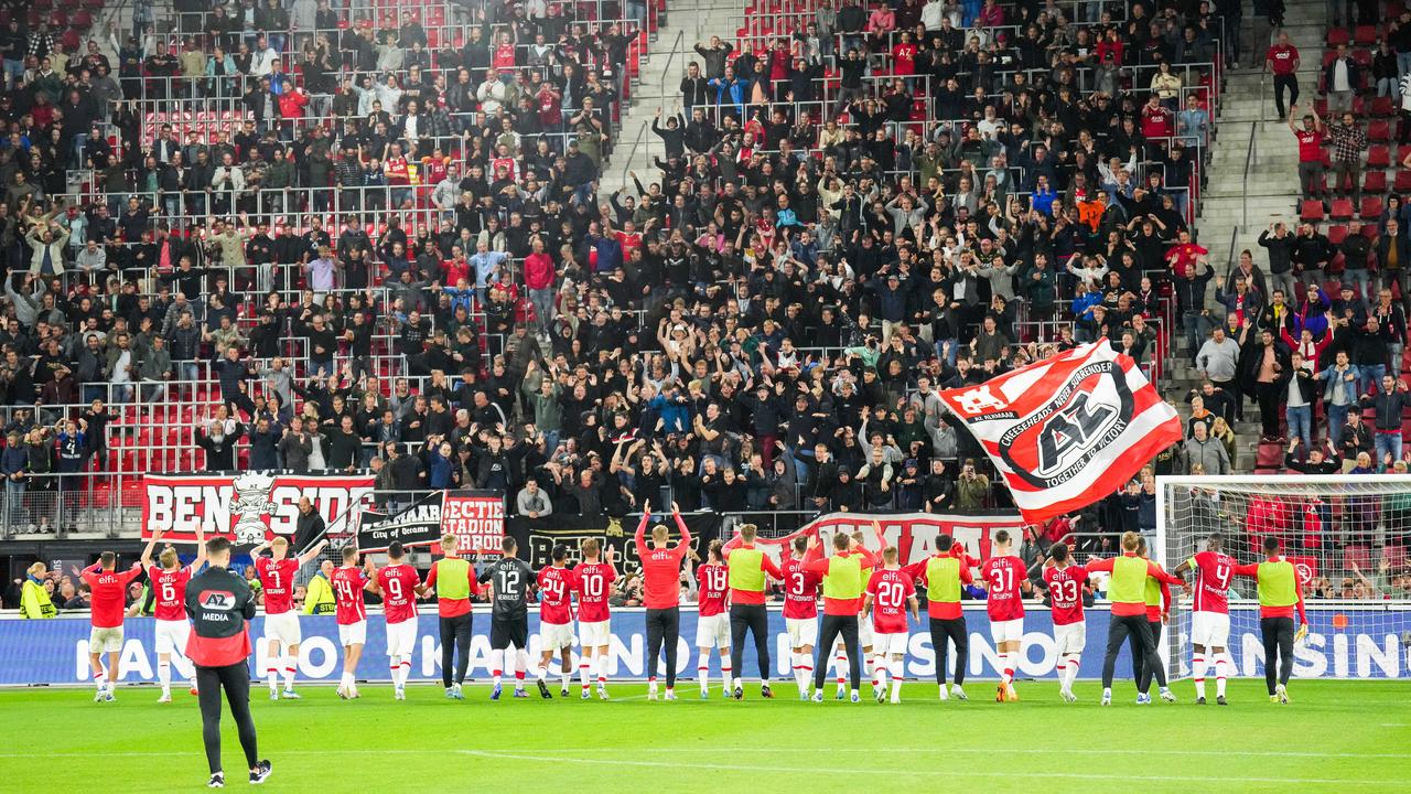 AZ célèbre sa victoire avec ses supporters.