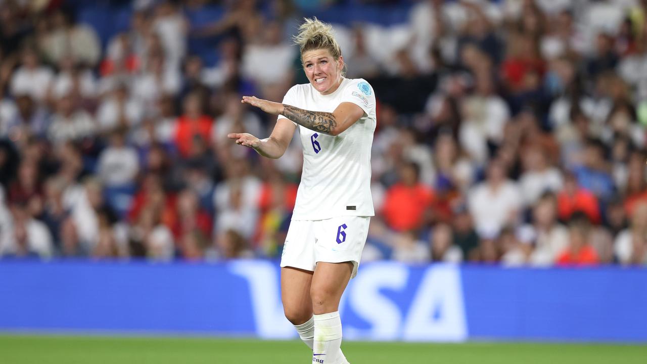 Millie Bright encourage ses coéquipières contre l'Espagne.