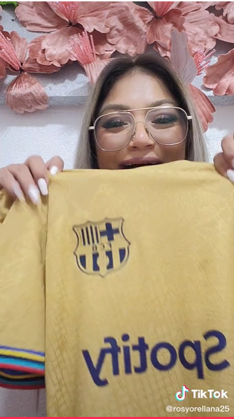 Il lui a donné un cadeau ? Les cris de colère d'une Hondurienne à l'encontre d'Ansu Fati de Barcelone, la réaction brillante du joueur de crack et l'offre de baleadas.