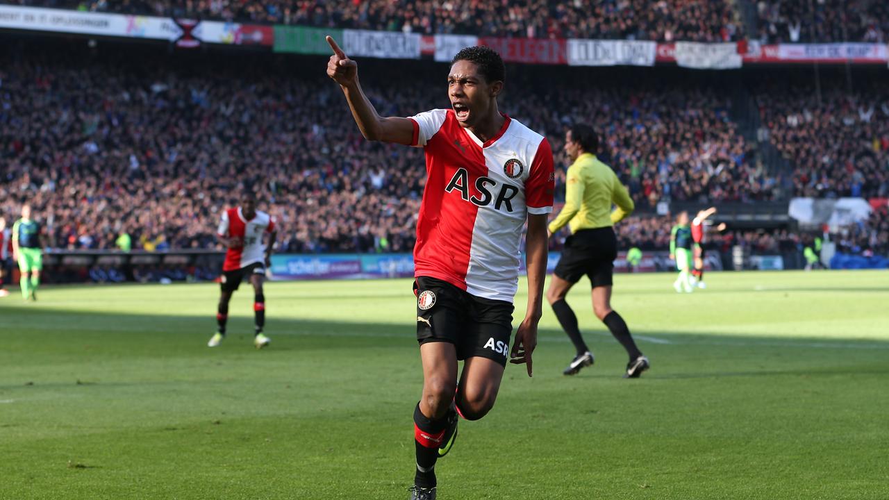 Jean-Paul Boëtius applaudit après son but contre l'Ajax lors de ses débuts au Feyenoord en octobre 2012.