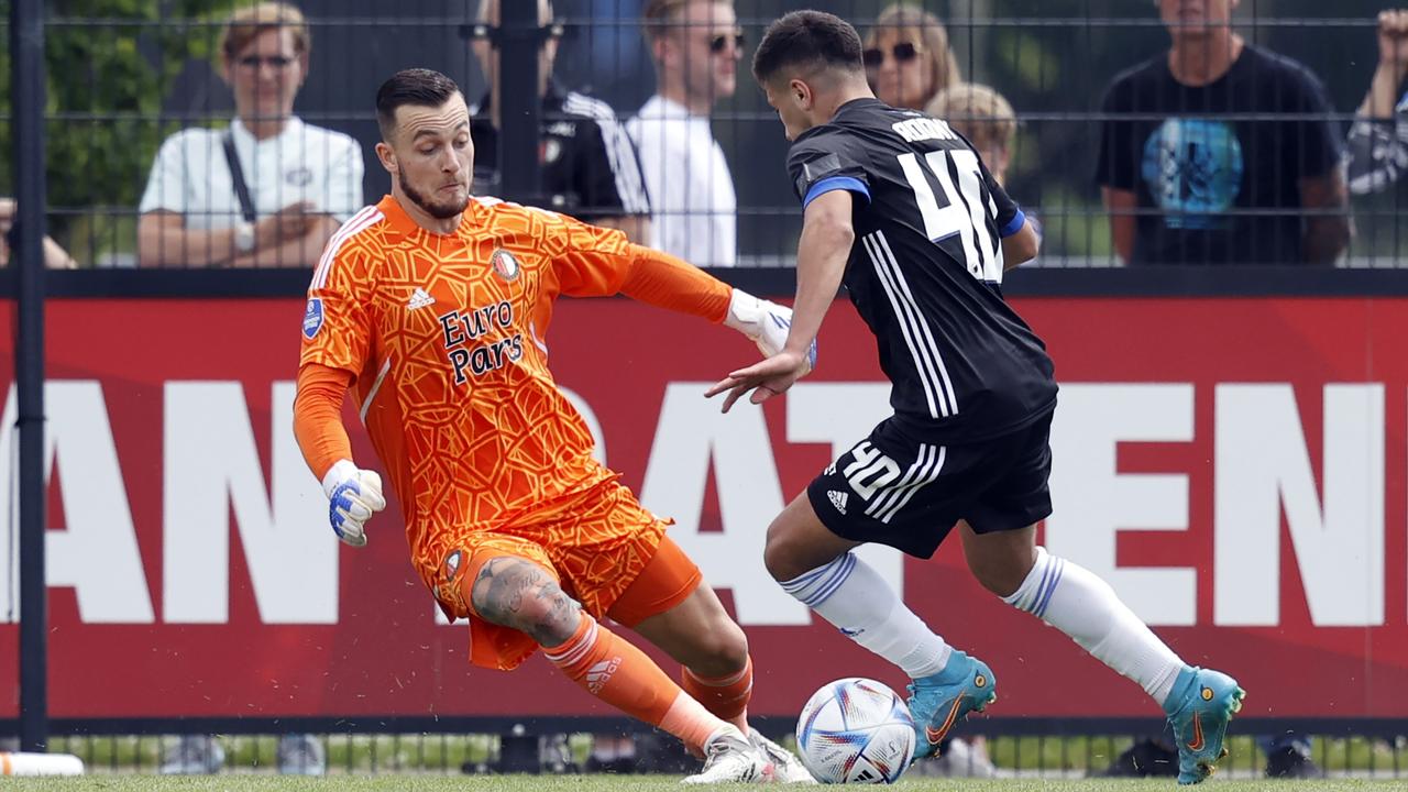Le gardien de but Justin Bijlow dans un duel avec l'attaquant Roony Bardghji pendant la défaite de Feyenoord 0-7.