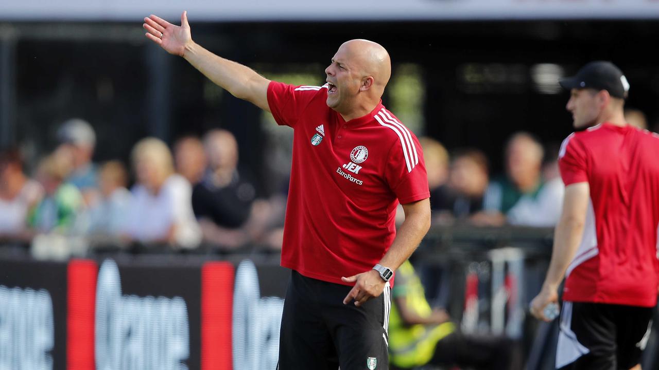 Arne Slot a vu Feyenoord s'incliner à nouveau dans un Kuip brûlant.