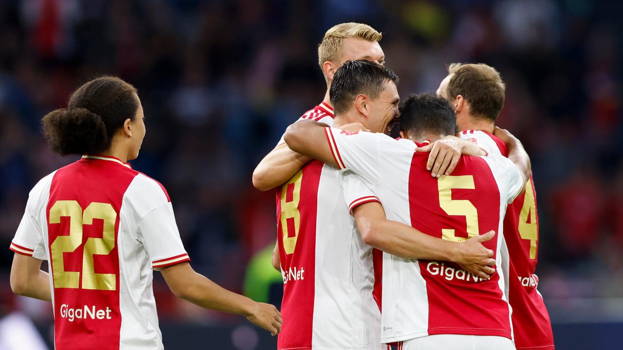 L'Ajax célèbre la victoire 2-1 de Steven Berghuis contre le Shakhtar Donetsk.
