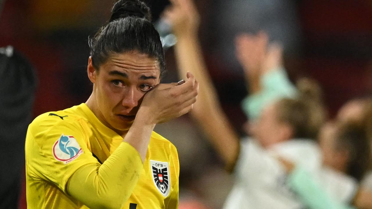 La gardienne autrichienne en larmes, tandis que derrière elle, les joueurs allemands font la fête.