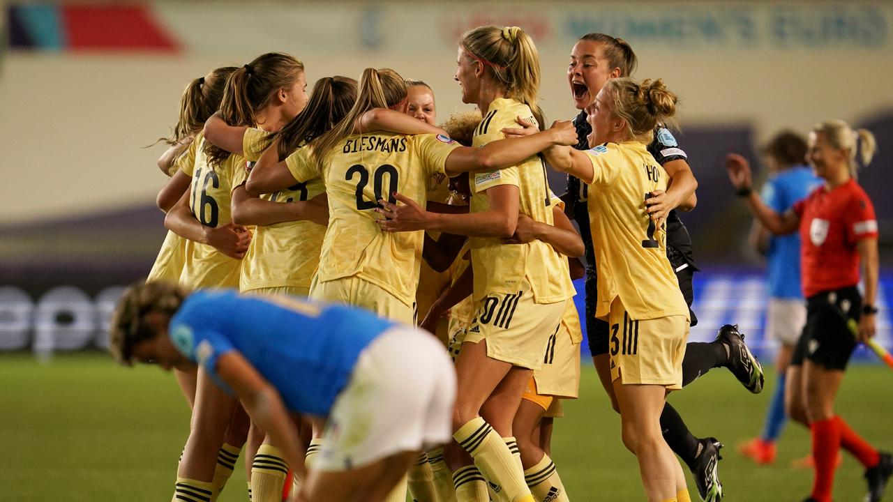 Joie pour les joueurs belges, tandis que l'Italie s'en va.