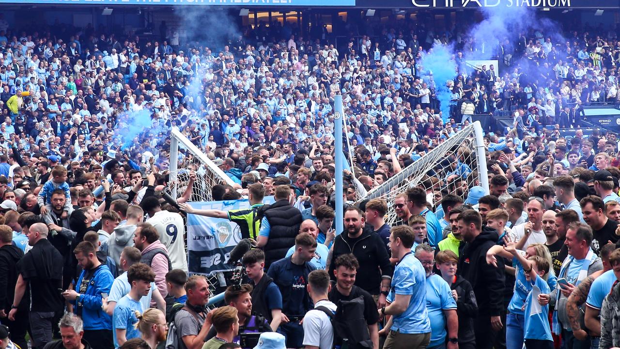 La saison dernière, il y a eu plusieurs perturbations avec les supporters. Les supporters ont pris d'assaut le terrain lorsque Manchester City a remporté le titre de champion et ont semé la pagaille.