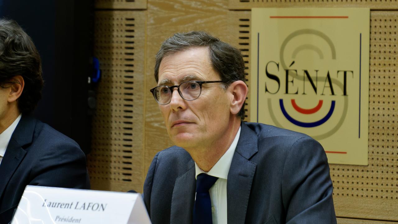 Le sénateur Laurent Lafon assiste à l'audition sur les troubles survenus lors de la finale de la Ligue des champions.