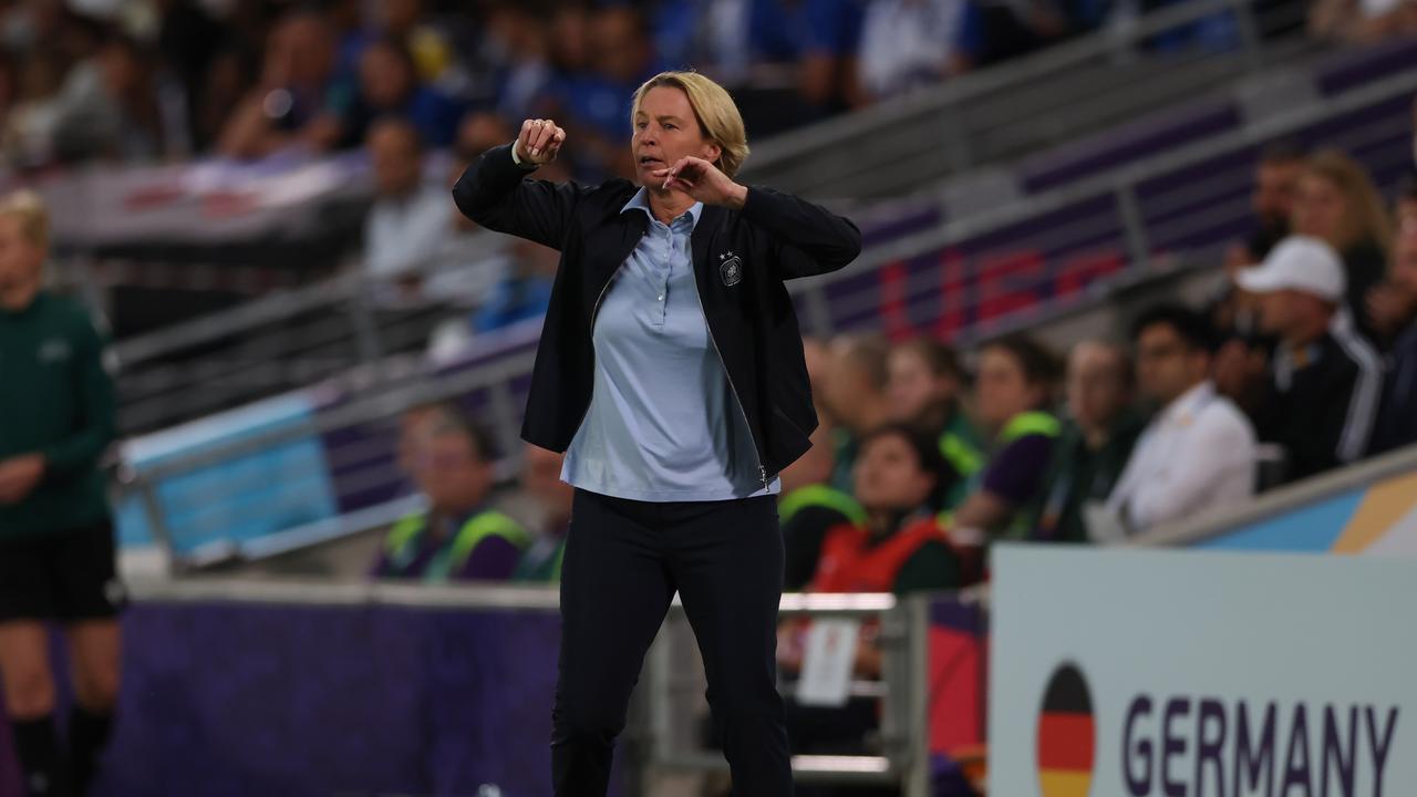 Martina Voss-Tecklenburg entraîne son équipe lors du match de demi-finale remporté contre la France (2-1).