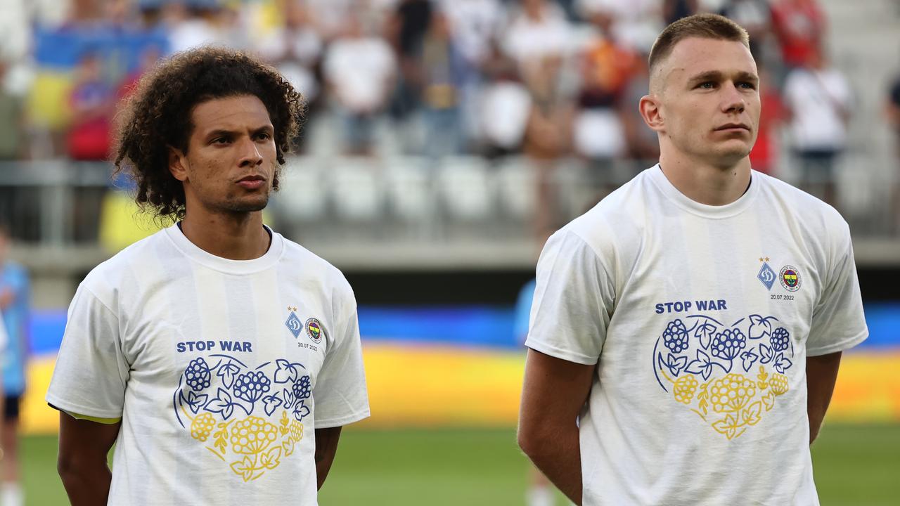 Des joueurs du Dynamo Kyiv et de Fenerbahçe portant des maillots de protestation 
