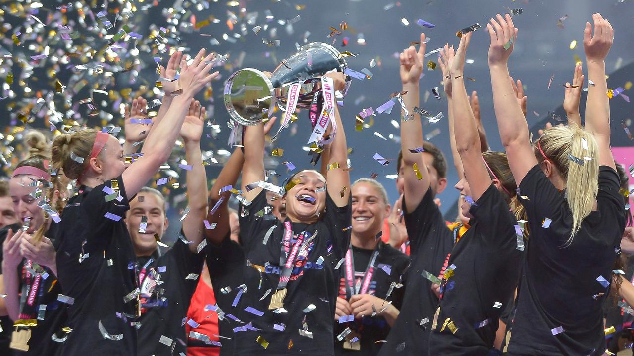 L'équipe féminine de football des États-Unis remporte le championnat féminin de la Concacaf et participe aux Jeux olympiques pour la huitième fois consécutive.