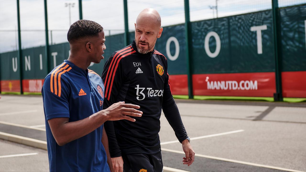 Tyrell Malacia avec son entraîneur Erik ten Hag.