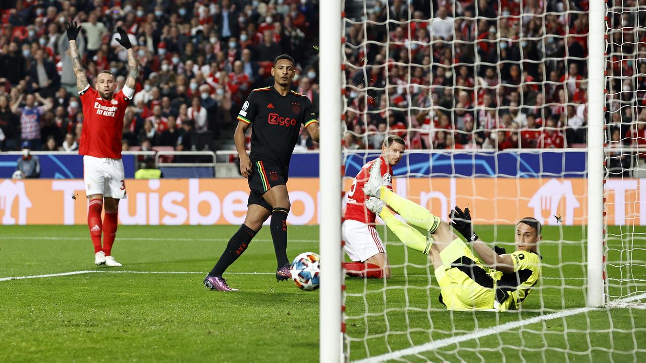 Sébastien Haller marque un but pour le compte d'Ajax lors du match de Ligue des champions Benfica-Ajax.