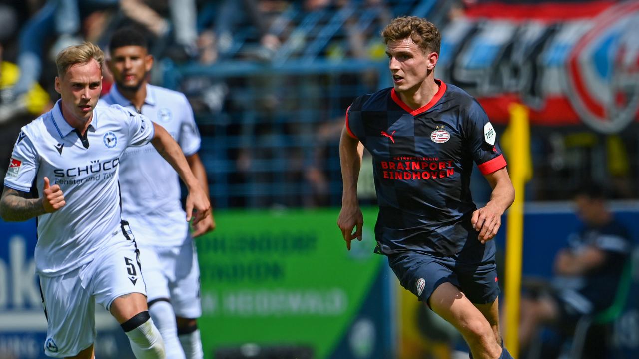 Guus Til a fait ses débuts officieux au PSV.