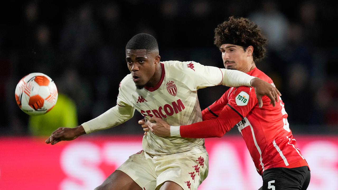 Myron Boadu en duel avec le défenseur du PSV André Ramalho lors du PSV-Monaco en Europa League la saison dernière (1-2).