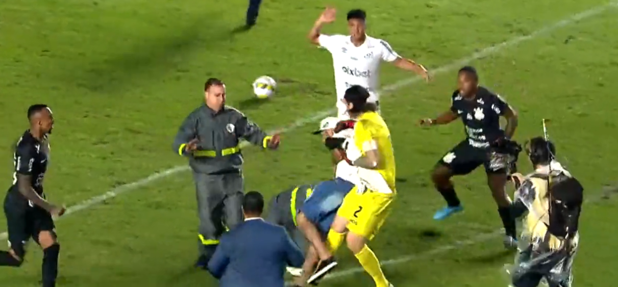 Vidéo : Un fan de Santos en furie envahit le terrain et donne un coup de pied au gardien de but des Corinthians.