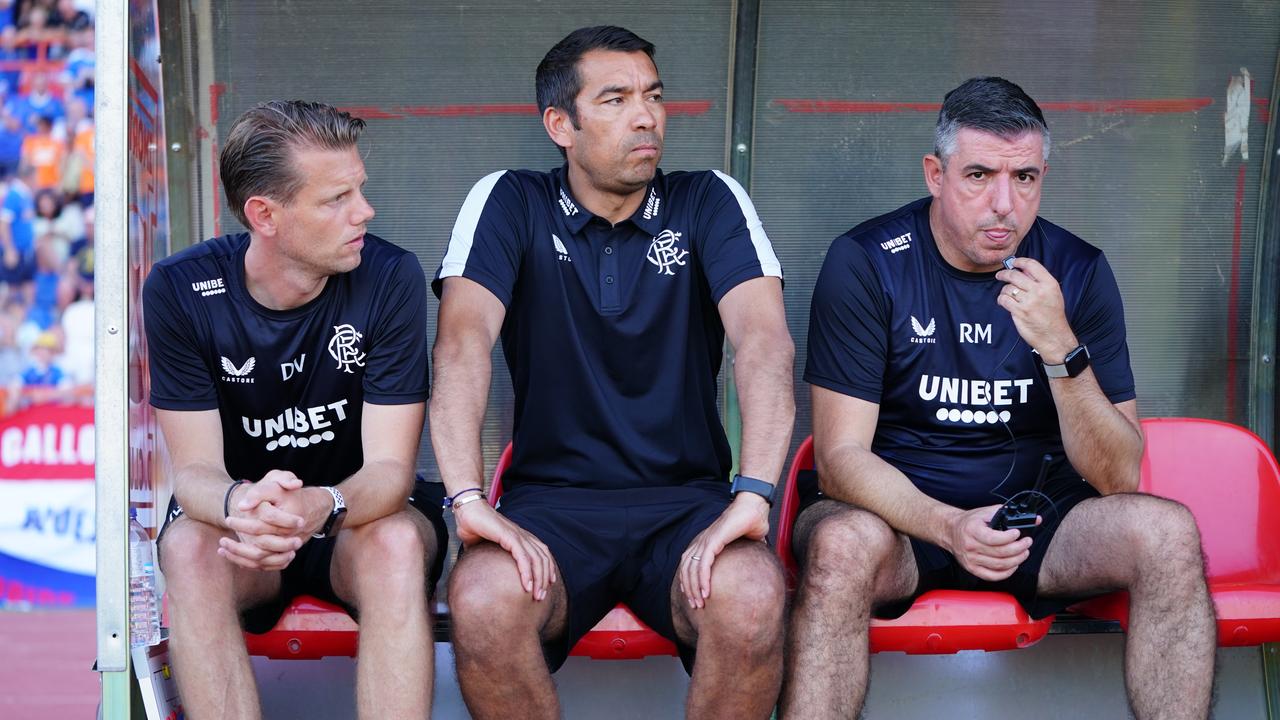 L'entraîneur Giovanni van Bronckhorst, avec les assistants Dave Vos (à gauche) et Roy Makaay (à droite).