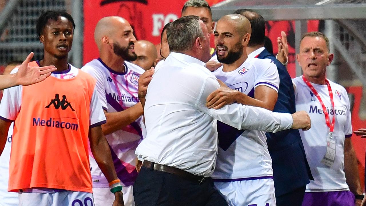 L'entraîneur du FC Twente Ron Jans a dû être calmé par le joueur de la Fiorentina Sofyan Amrabat lors de la soirée tumultueuse à Enschede.