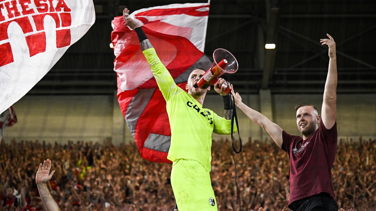 Mark Flekken célèbre la victoire du SC Freiburg avec ses supporters.