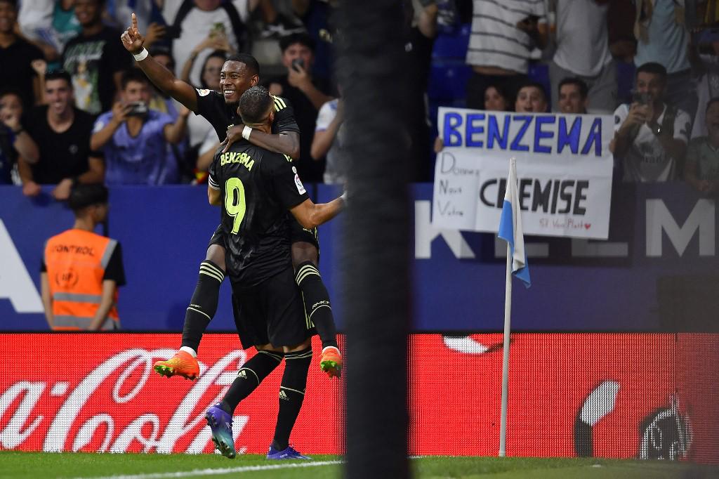 Même sur un coup franc ! Benzema marque deux buts en fin de match pour donner au Real Madrid la victoire sur l'Espanyol.