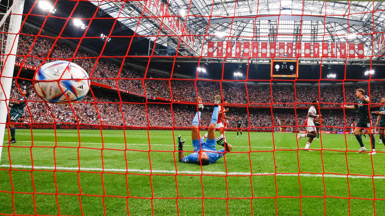 Steven Bergwijn a applaudi trois fois le Johan Cruijff ArenA.