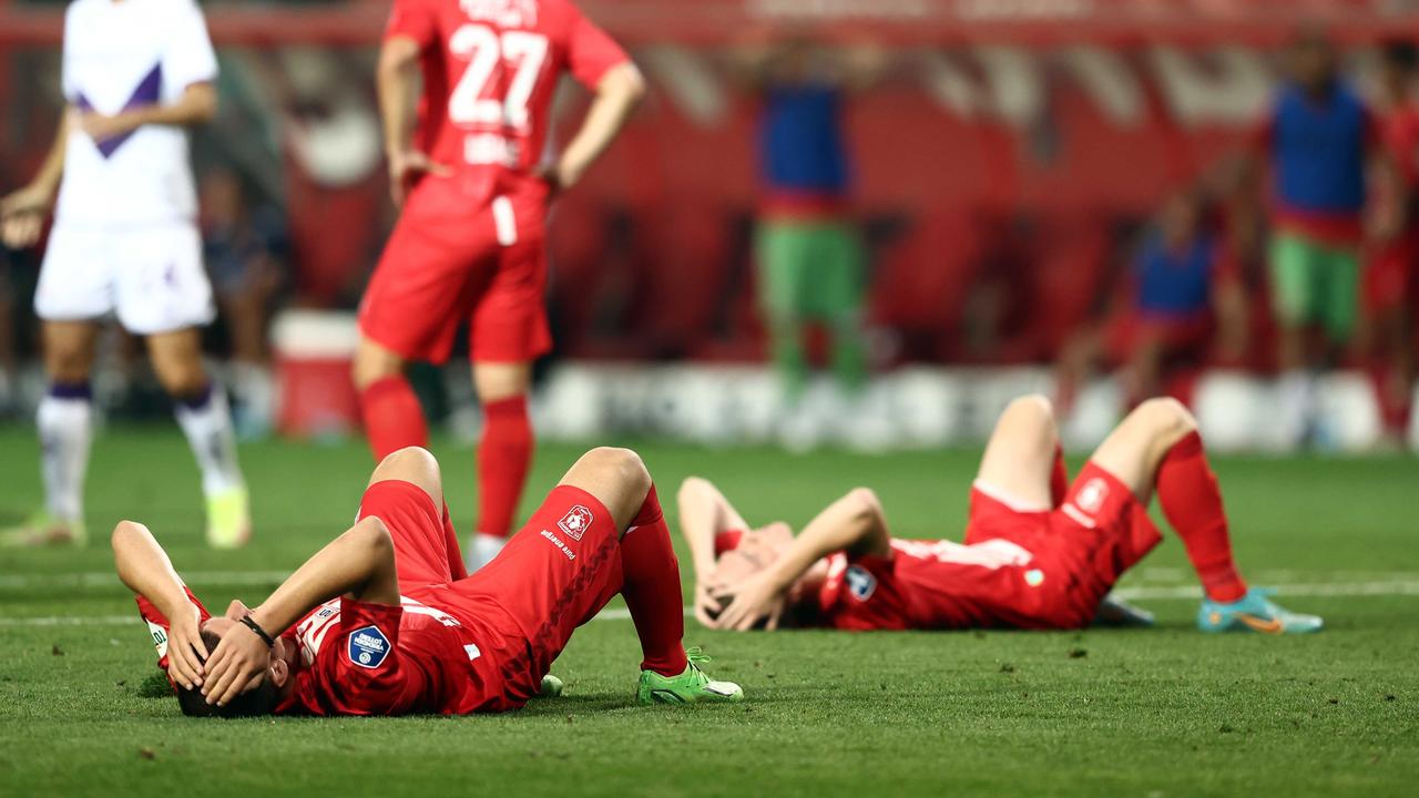 Les joueurs du FC Twente ont été laissés en cendres après avoir été éliminés de la Conference League.