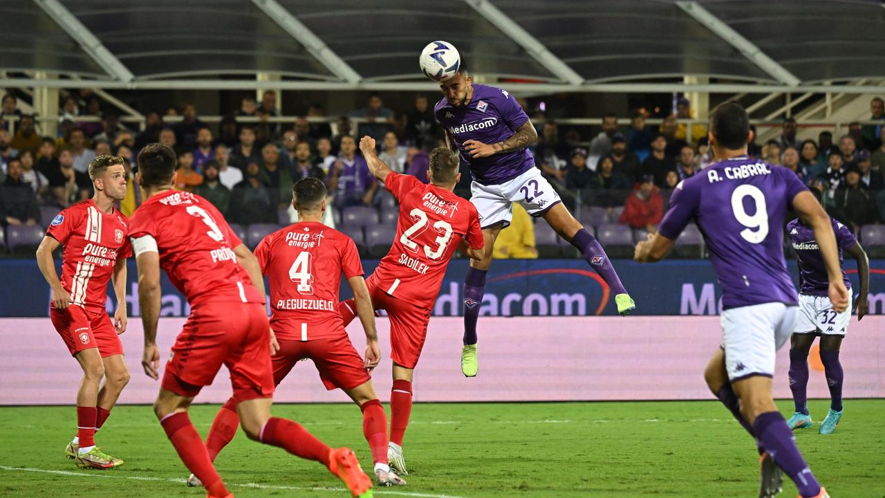 Le joueur de la Fiorentina, Nicolás González, marque de la tête le 1-0 contre le FC Twente.