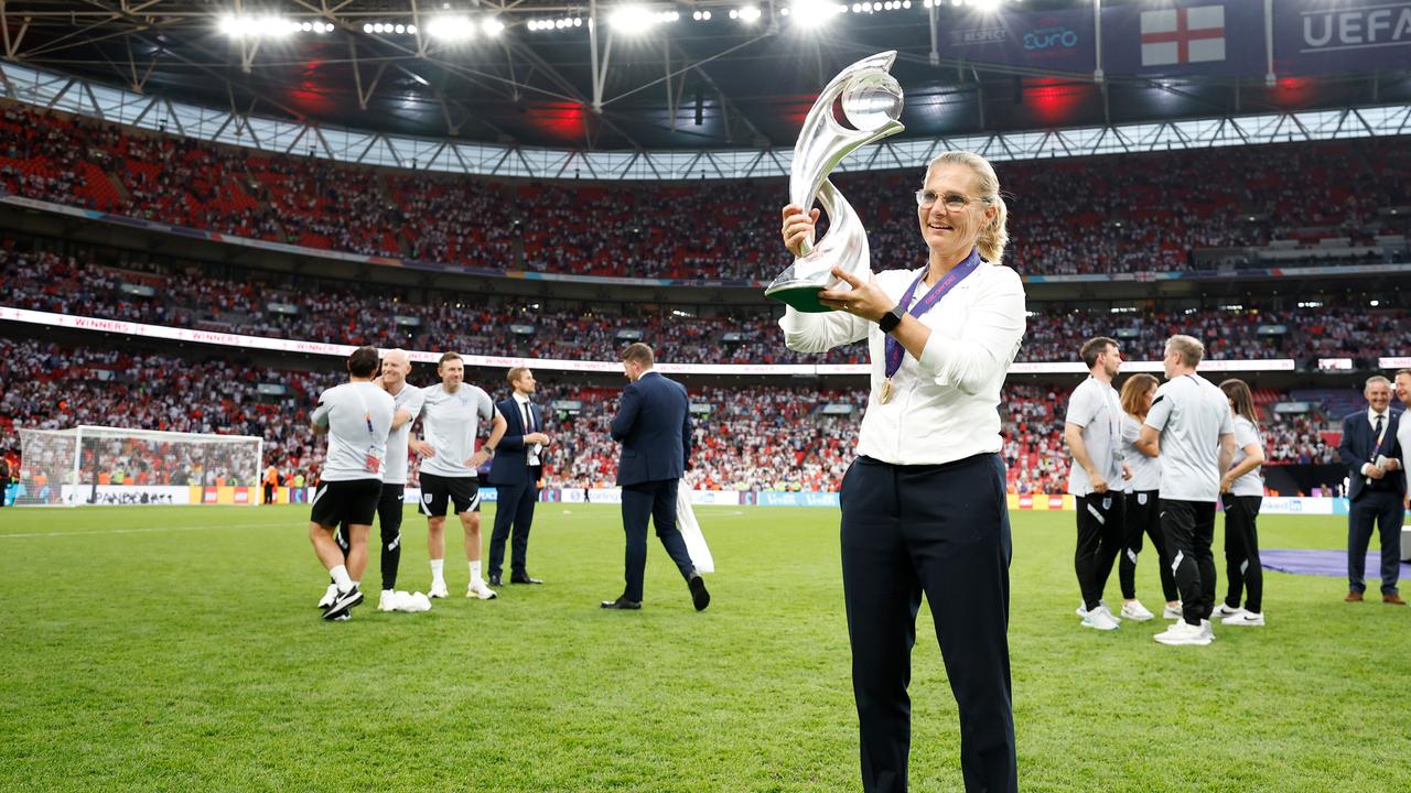 Sarina Wiegman avec le trophée après avoir remporté la finale du championnat d'Europe avec l'Angleterre.