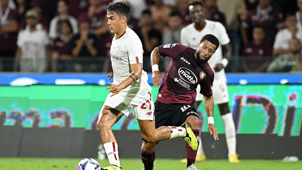 Tonny Vilhena en duel avec Paulo Dybala.