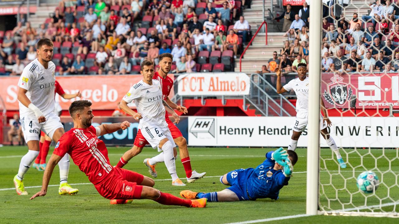 Robin Pröpper glisse le but de l'égalisation.