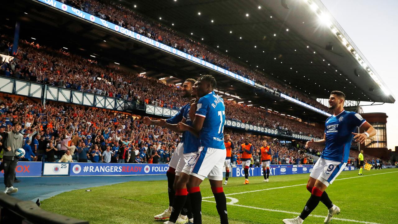 Les Rangers applaudissent à l'Ibrox Stadium après leur victoire (3-0) sur l'Union Saint-Gilles lors du troisième tour préliminaire de la Ligue des champions.