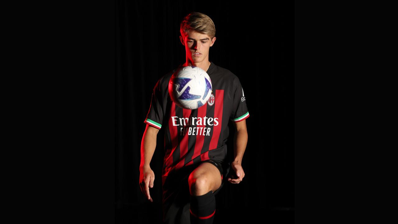Charles De Ketelaere dans l'uniforme de son nouveau club AC Milan.