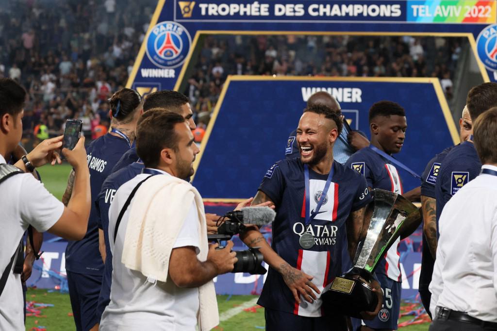 Le spectacle de Neymar : il commence à distribuer des médailles de vainqueurs à ses coéquipiers du PSG