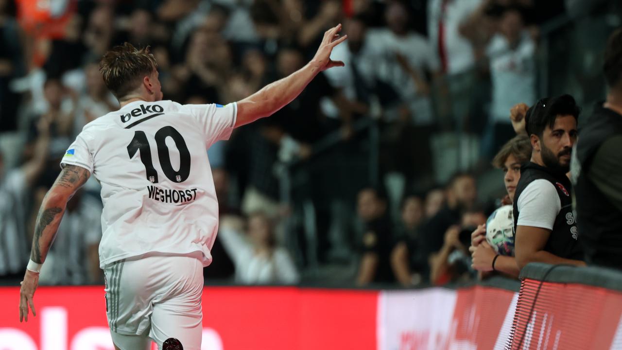Wout Weghorst célèbre son but avec les fans de Besiktas.