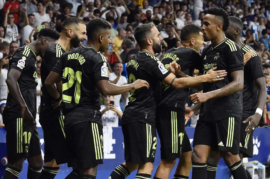 Même sur un coup franc ! Benzema marque deux buts en fin de match pour permettre au Real Madrid de s'imposer face à l'Espanyol.