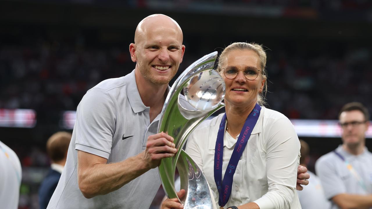 Sarina Wiegman célèbre le titre européen avec son assistant Arjan Veurink.