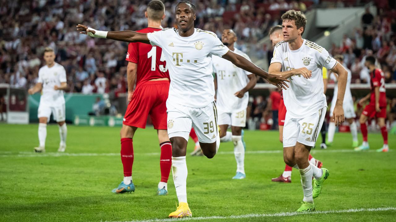 Mathys Tel applaudit après le 0-2.