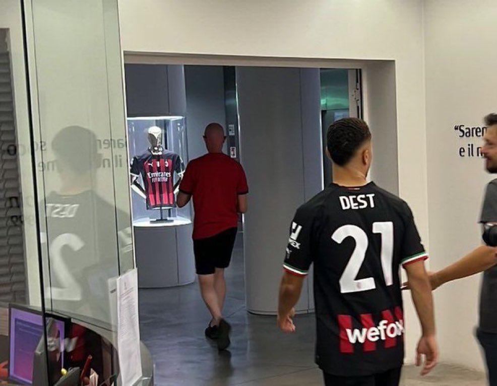 EN DIRECT : Le PSG fait le ménage et annonce son transfert, un joueur retourne à Barcelone et l'avenir d'Elis en France est révélé.