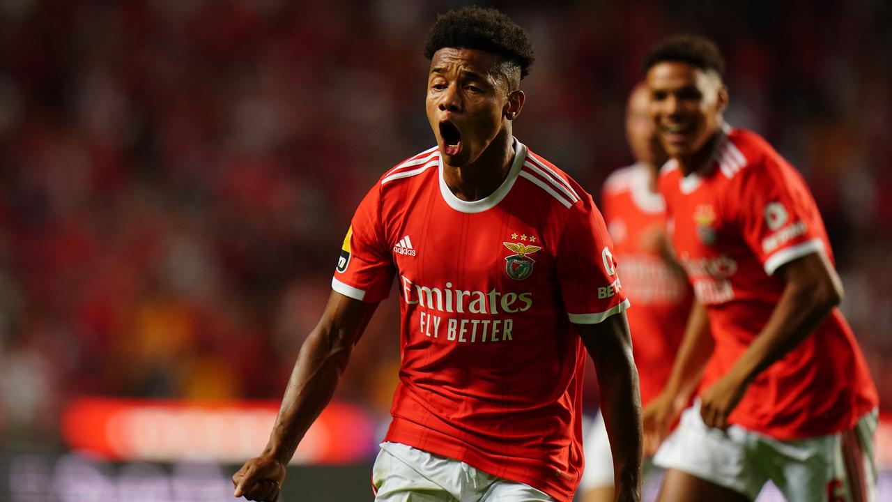 David Neres applaudit après son but pour Benfica.