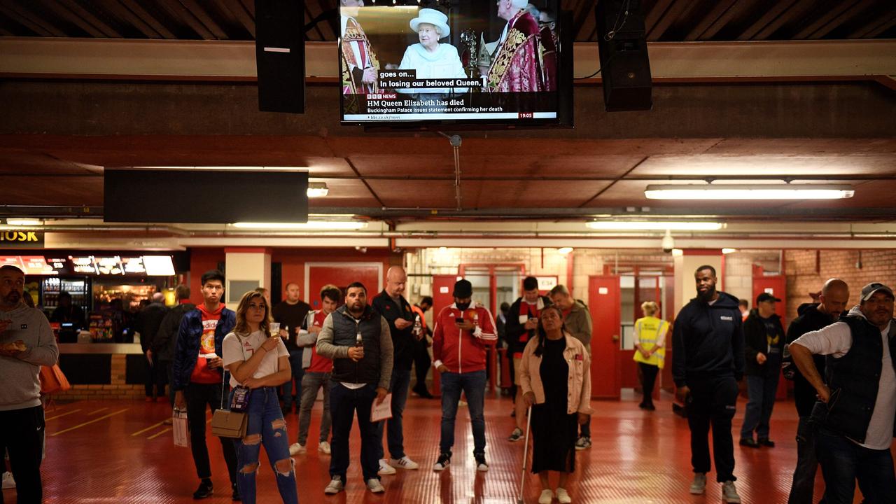Dans les couloirs du stade, les fans ont suivi les dernières nouvelles entourant la mort de la 