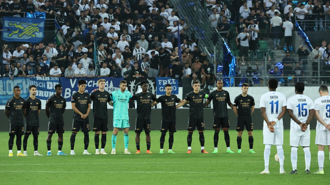 Arsenal a appris la nouvelle à la mi-temps du match contre le FC Zurich et a observé une minute de silence avant la deuxième mi-temps.