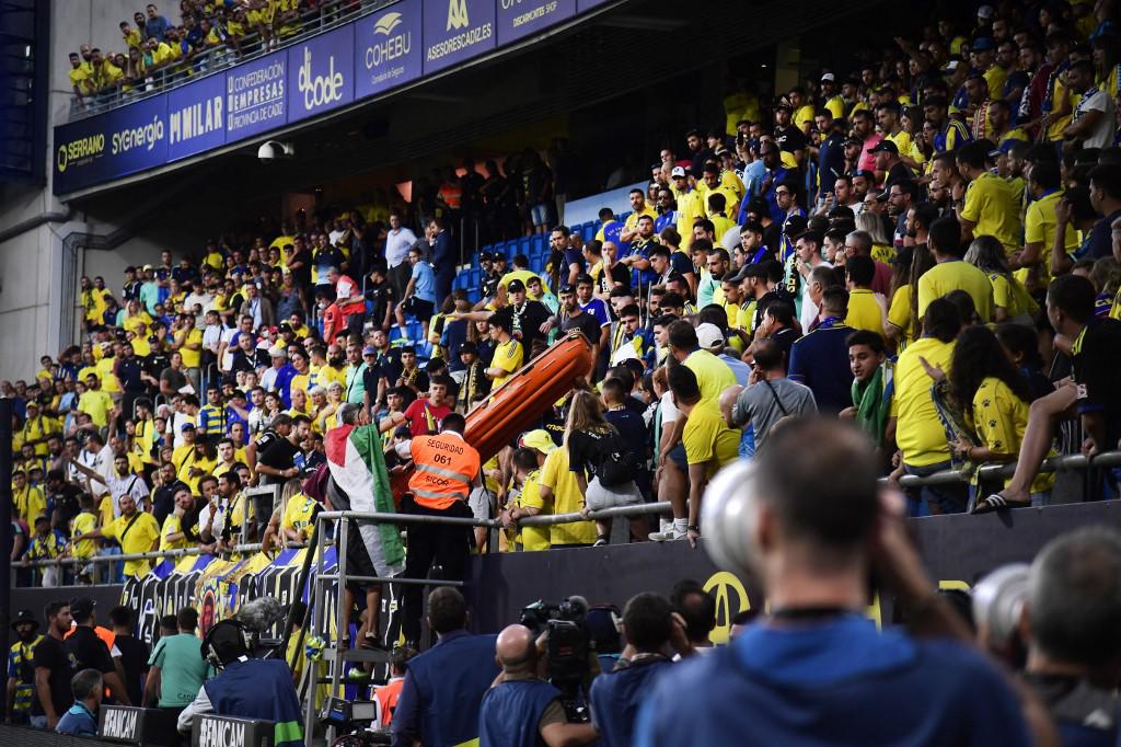Barcelone a battu Cadix lors d'un match très mouvementé à cause d'un supporter qui s'est effondré dans les tribunes.